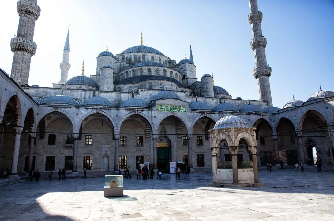 https://touryabtravel.com/attraction/%D9%85%D8%B3%D8%AC%D8%AF-%D8%A2%D8%A8%DB%8C-%D8%A7%D8%B3%D8%AA%D8%A7%D9%86%D8%A8%D9%88%D9%84-%D8%AA%D8%B1%DA%A9%DB%8C%D9%87-(Sultan-Ahmed-Mosque)#thumbnail_0
