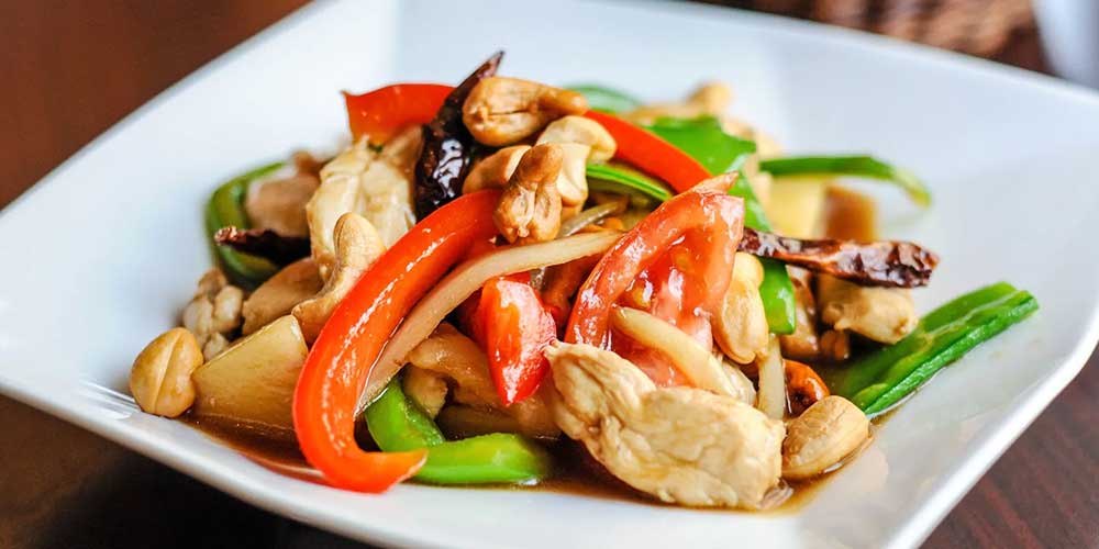 مرغ سرخ شده با آجیل بادام زمینی(5Gai pad med ma muang)